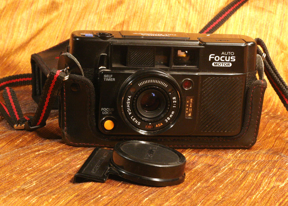 1981 Yashica Auto Focus Motor, an early plastic fantastic all-in-one point-n-shoot. Notable for it's quite good Yashinon f2.8 38mm glass and odd features like manually-set ISO and focus lock button. It takes AA batteries, so no nasty, expensive 2CR5. This one sat in the "collectables" case at Deseret priced @$10 for a week before someone decided it belonged in the $2 camera shelf, and it was re-priced accordingly. I snapped it up then.