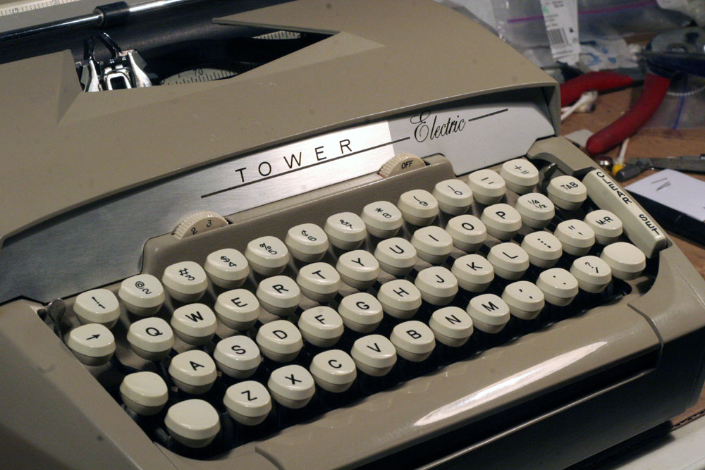 Two typewriters yesterday, another Bat-signal from Key snap. A 1960's Tower-branded 5TE in Script, and...