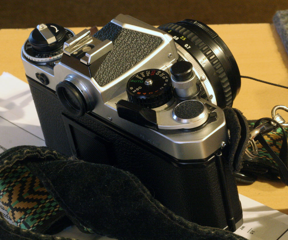 made only one thriftin' stop this week in-between driving around chores, but that Deseret hit yeilded a primo Nikon FE for $15. I've been on the lookout for one of these.